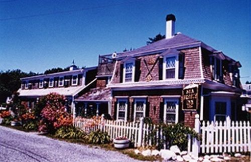 Sea Breeze Inn Хайанис Порт Екстериор снимка