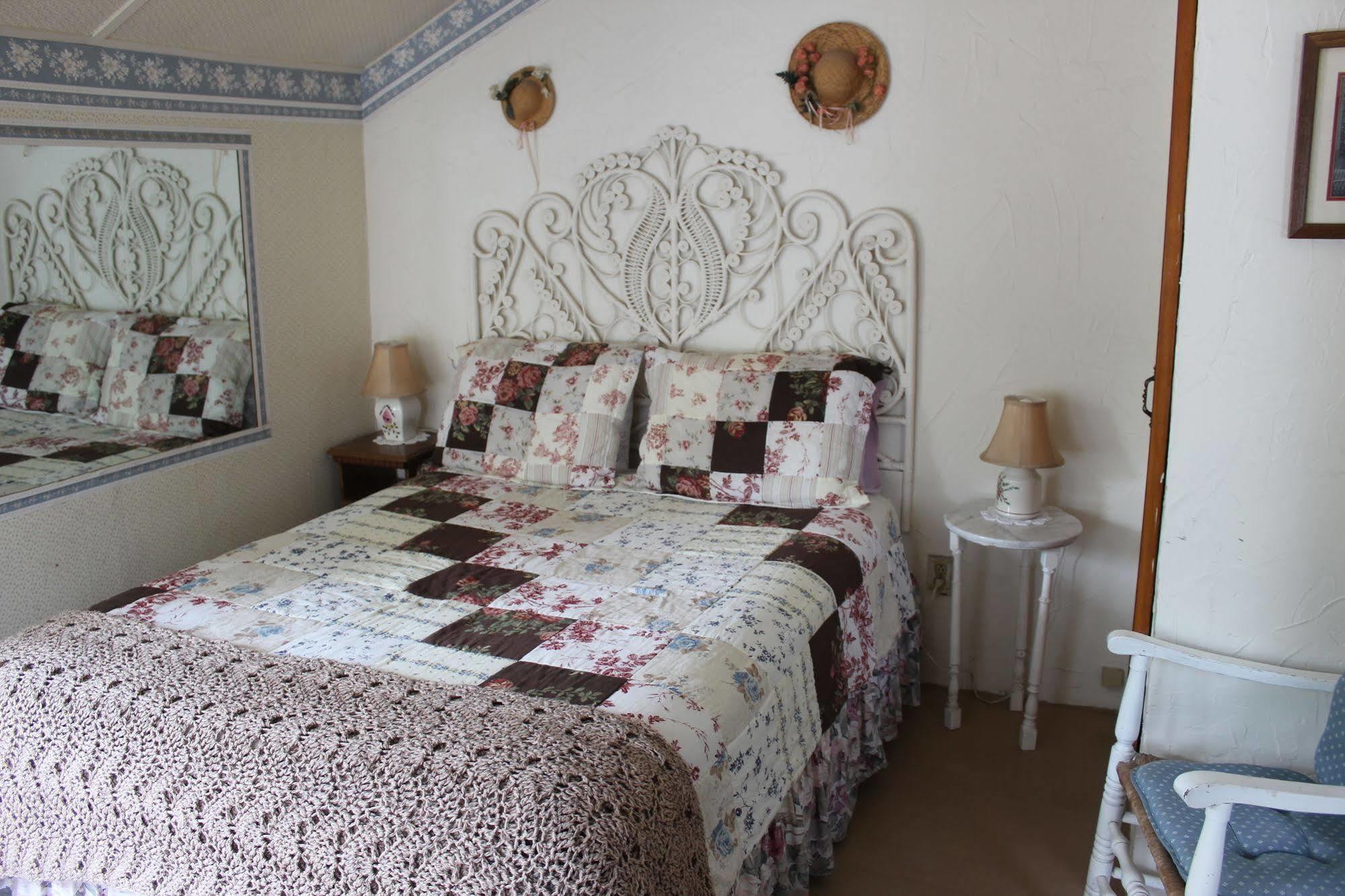 Sea Breeze Inn Хайанис Порт Екстериор снимка