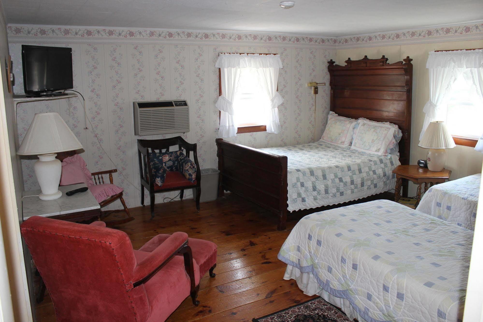 Sea Breeze Inn Хайанис Порт Екстериор снимка