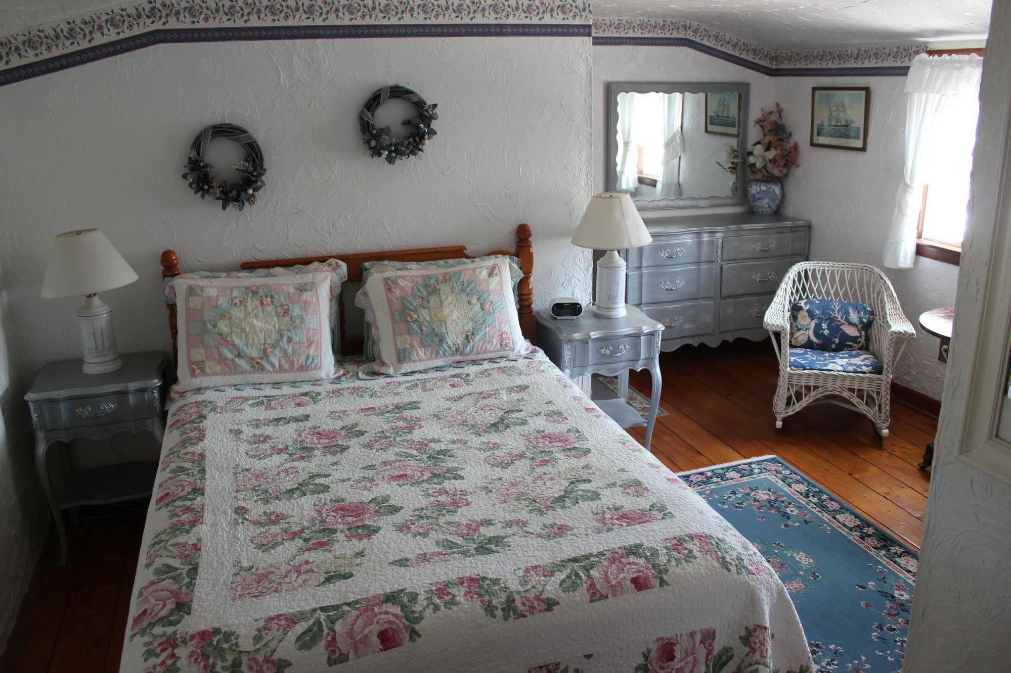Sea Breeze Inn Хайанис Порт Екстериор снимка