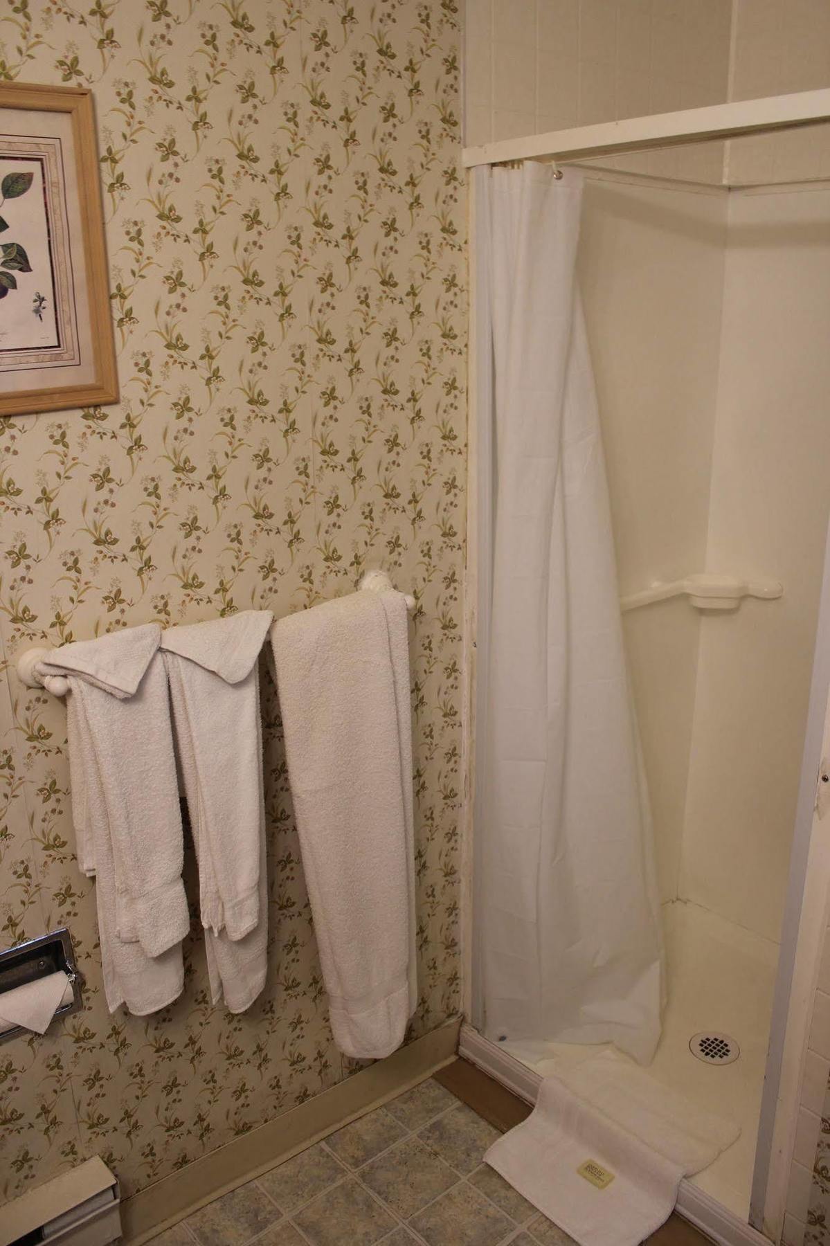 Sea Breeze Inn Хайанис Порт Екстериор снимка