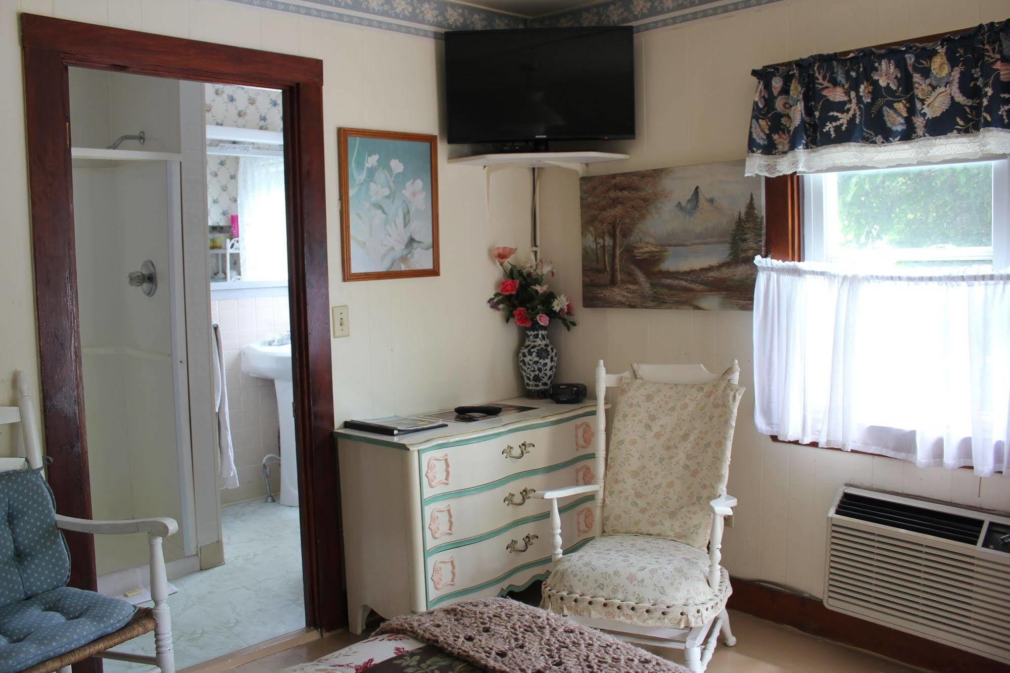 Sea Breeze Inn Хайанис Порт Екстериор снимка