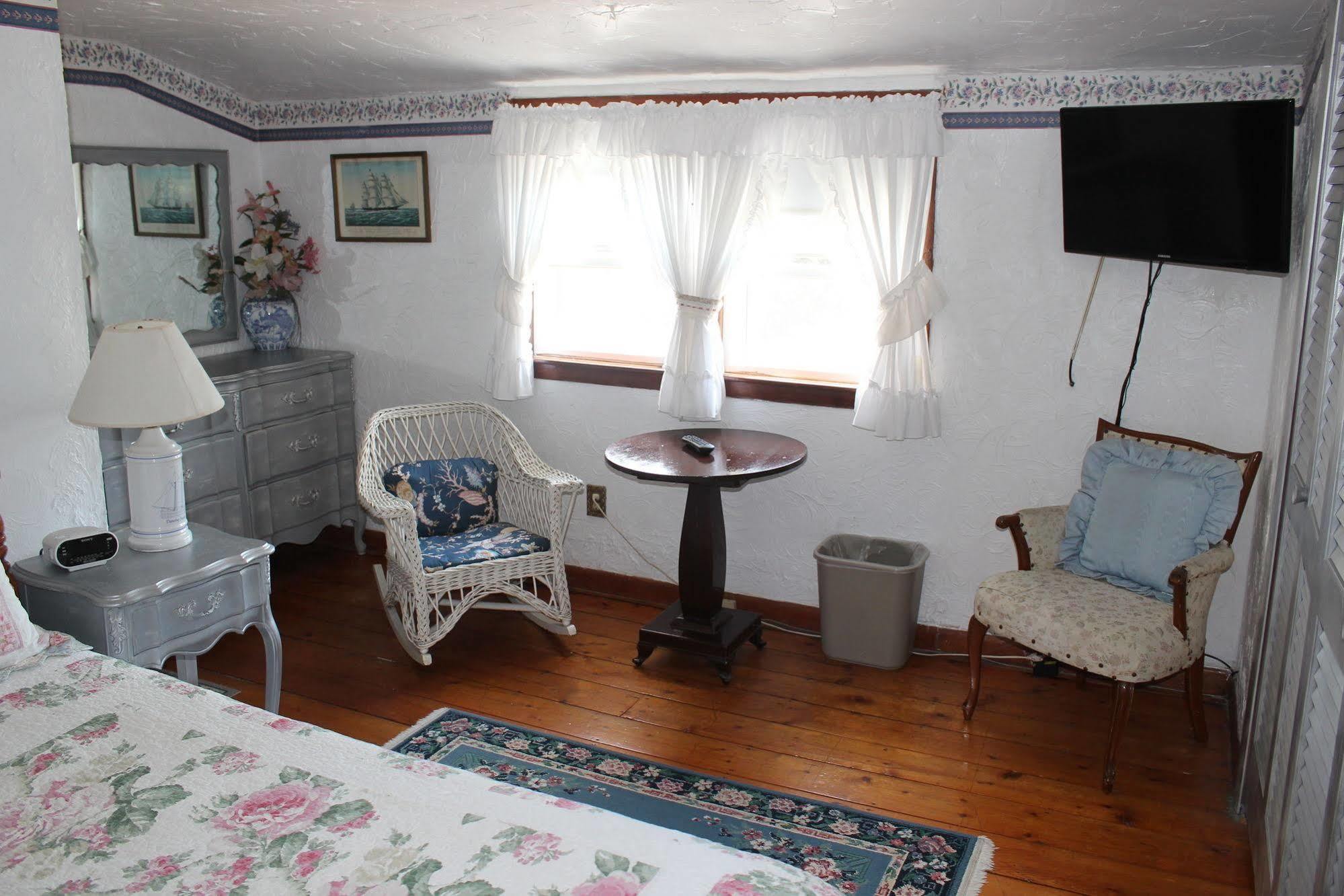 Sea Breeze Inn Хайанис Порт Екстериор снимка