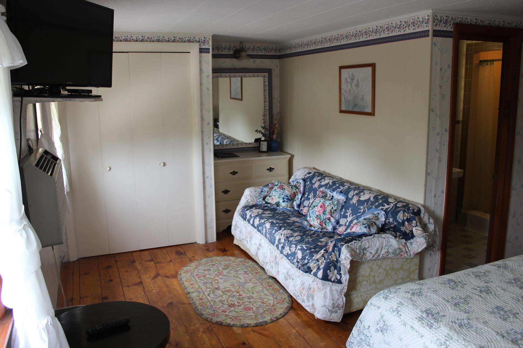 Sea Breeze Inn Хайанис Порт Екстериор снимка
