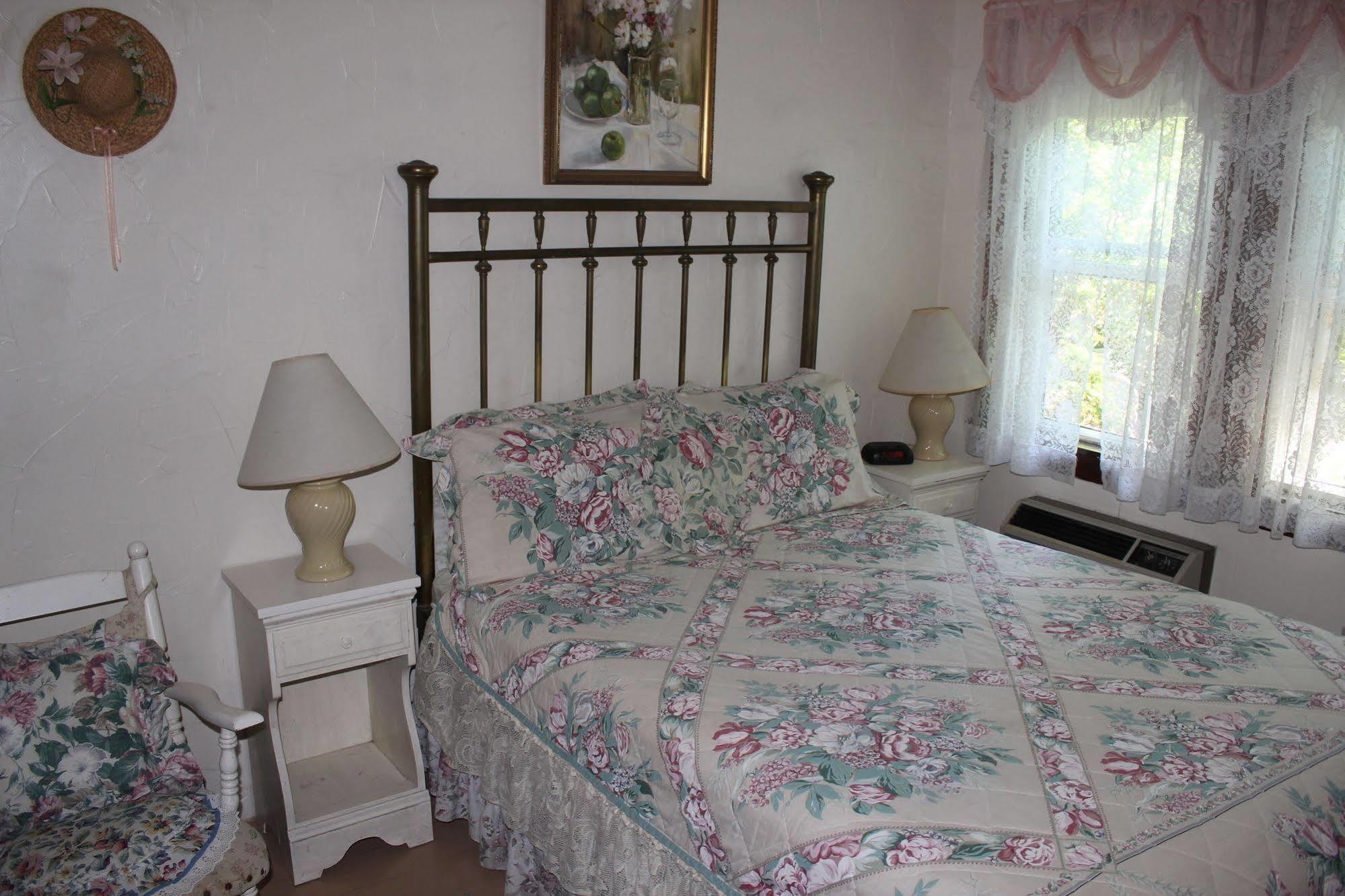 Sea Breeze Inn Хайанис Порт Екстериор снимка
