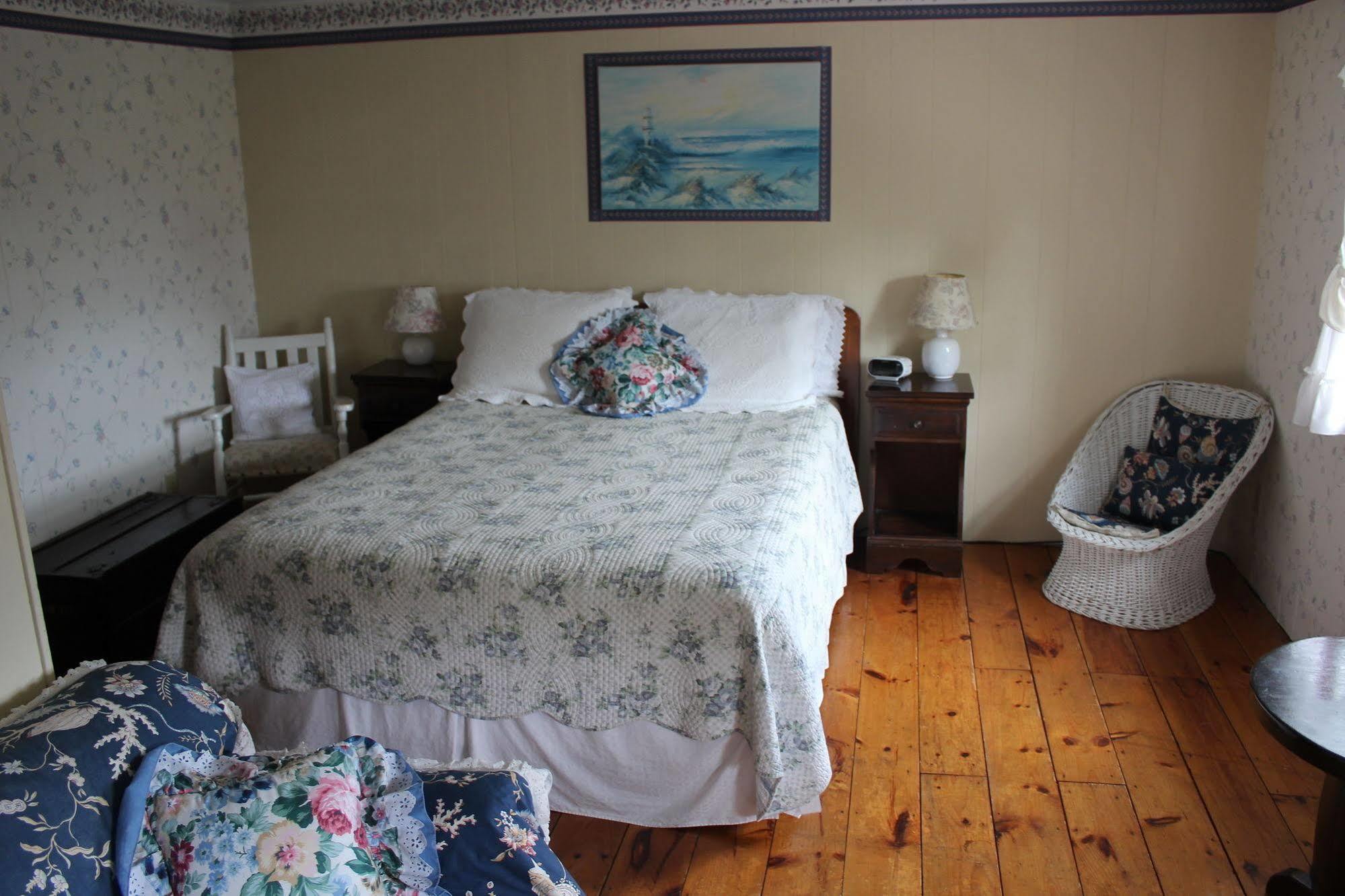 Sea Breeze Inn Хайанис Порт Екстериор снимка