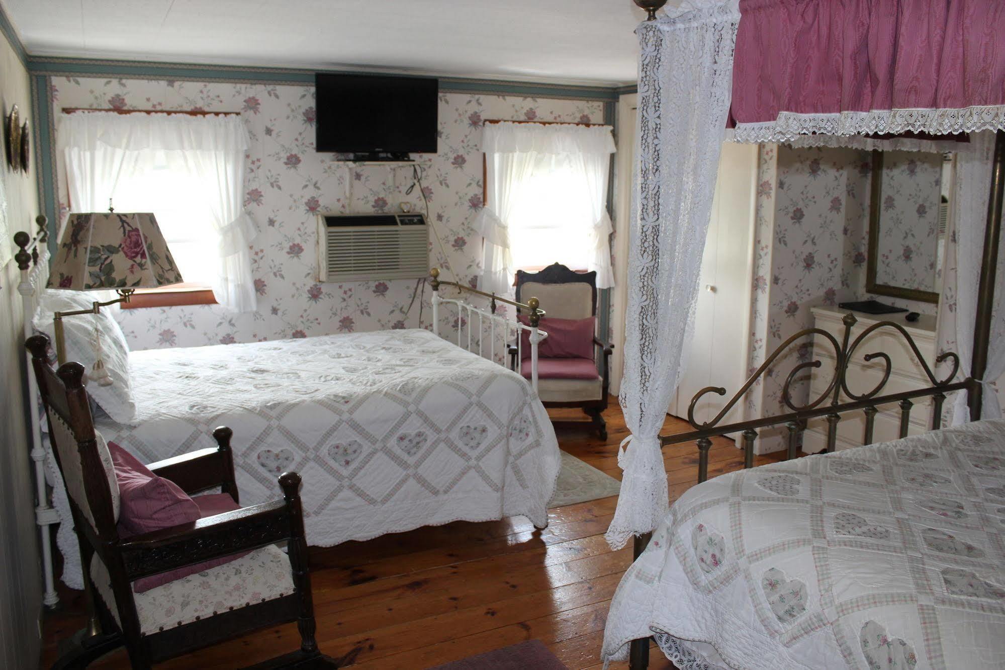 Sea Breeze Inn Хайанис Порт Екстериор снимка